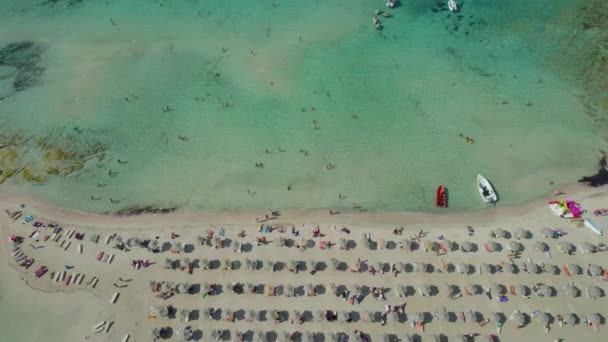 ギリシャクレタ島のバロスビーチで青いラグーンの空中ドローンショット — ストック動画