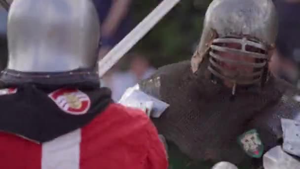 Ortaçağ Arkasında Modern Şövalye Dövüşü Seyirci Önünde Kapan — Stok video