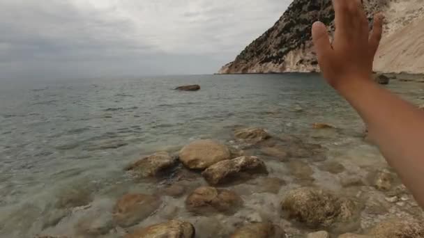 Рука Дівчинки Махає Прощання Морі Розстріляний Скелястому Пляжі Чудові Хвилі — стокове відео