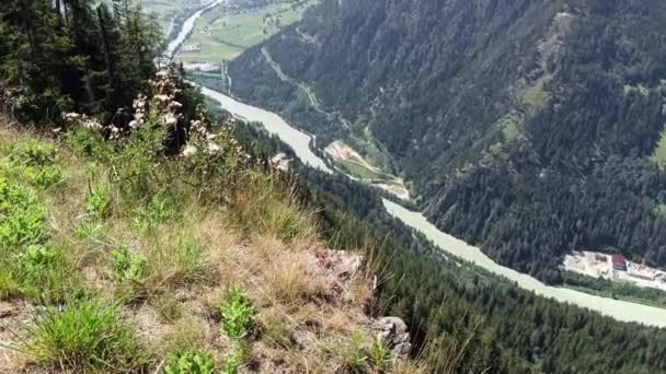 Näkymä Kauniille Vuoristomaisemalle Itävallassa — kuvapankkivideo