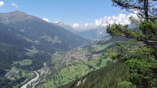 Laakso Vuorten Välissä Itävallassa Euroopassa — kuvapankkivideo