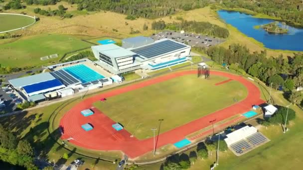 Flyover Aéreo Sunshine Coast University Campus Com Pista Atletismo Drone — Vídeo de Stock