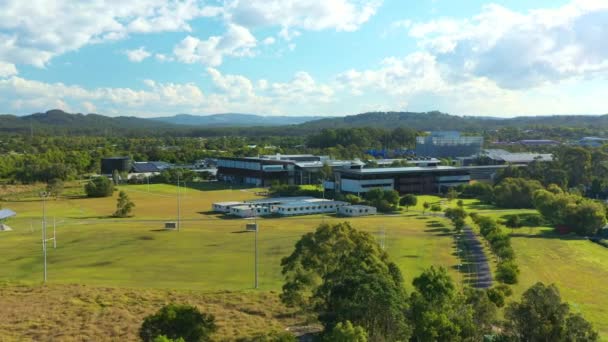 Flyover Aéreo Campus Universidade Rural Verde Cercado Por Grama Natureza — Vídeo de Stock