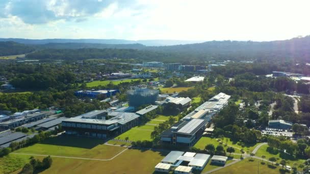 Sunshine Coast University Budynki Kampusu Otoczony Przez Zieloną Przyrodę Aerial — Wideo stockowe