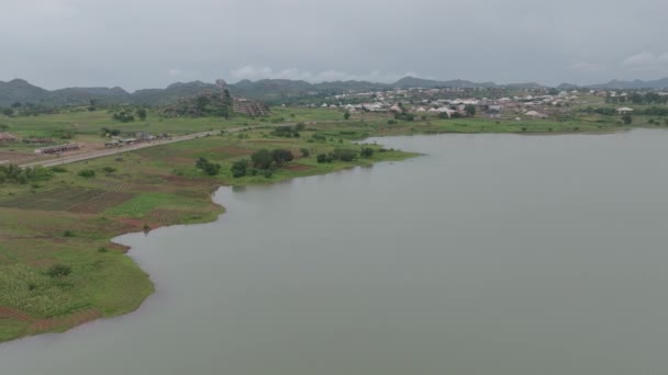 Aeronáutica Comunidade Beira Lago Fazendas Com Prédio Abandonado Abordagem Avançada — Vídeo de Stock