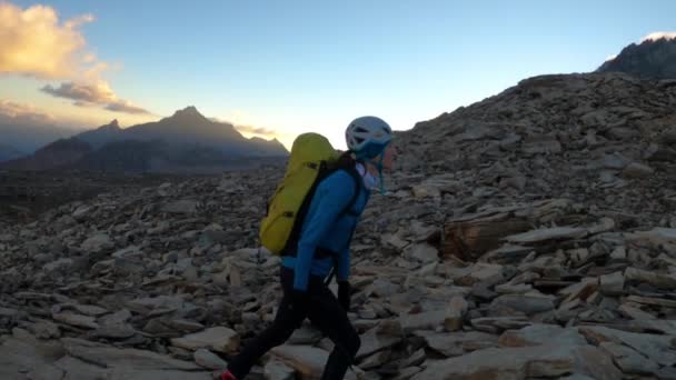 Νεαρή Γυναίκα Αλπινιστής Πεζοπορία Ένα Βουνό Στην Ανατολή Αργή Κίνηση — Αρχείο Βίντεο