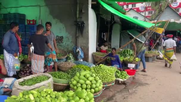 Vegetables Retail Shop Local Farmers Market Bangladesh Panning Left Shot — Vídeos de Stock