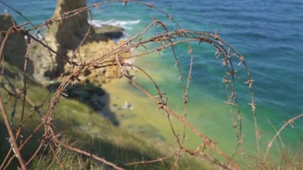 Klippor Point Hoc Normandie Frankrike Med Taggtråd Från Dagars Landningar — Stockvideo
