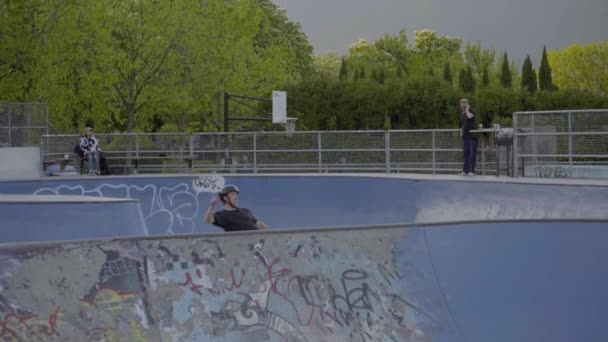 Giovani Pattinatori Maschi Uno Skatepark Uomo Che Salta Con Skateboard — Video Stock