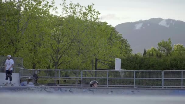 Male Skater Skatepark Ollies Board Half Pipe Slow Motion — Vídeo de stock