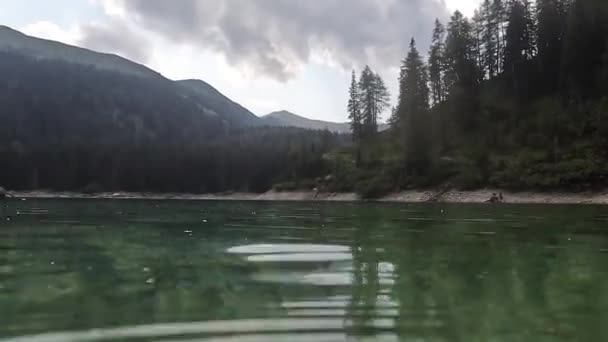 Pov Diving Mountain Lake Trees Mountain Top Clouds Background Submerging — Vídeos de Stock
