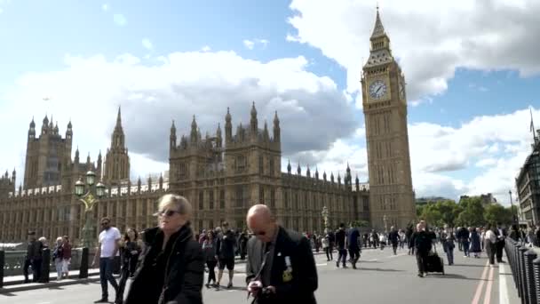 Westminster Sarayı Nda Yürüyen Insanların Statik Görüntüleri Ngiltere Parlamentosu Nun — Stok video