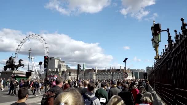 Pessoas Que Gostam Caminhar Através Ponte Fechada Westminster Dia Ensolarado — Vídeo de Stock
