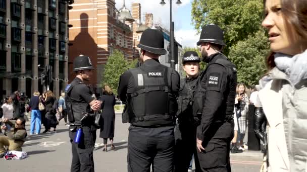 Группа Офицеров Столичной Полиции Стоящих Рядом Вестминстерским Мостом Slow Motion — стоковое видео