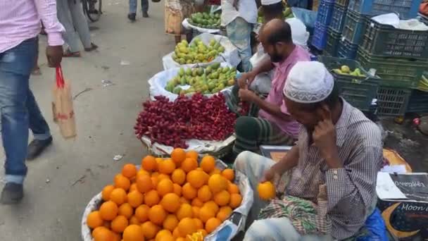 Sprzedawcy Owoców Sprzedający Różne Owoce Ulicy Ludzie Przechodzący Obok — Wideo stockowe