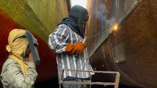Two Welder Welding Ship Hull Dry Dock Shipyard Dhaka Bangladesh — Vídeo de stock