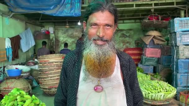 バングラデシュの野菜市場で笑っている老人を髭を生やした スローモーションハンドヘルドショットを引き戻します 幸福の概念 — ストック動画