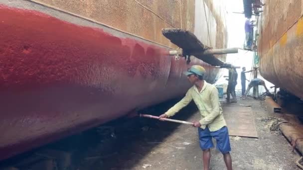 Ung Arbeider Maler Skipsskrog Ved Verft Dhaka Bangladesh – stockvideo