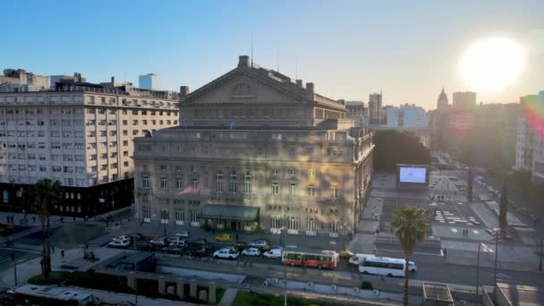 Julio通りの向かいにあるFlyover Plaza San Luis州は 有名なオペラハウスであるブエノスアイレスの雄大なコロン劇場に向かって 日没時に折衷的な建物の外観の建築的詳細をキャプチャします — ストック動画