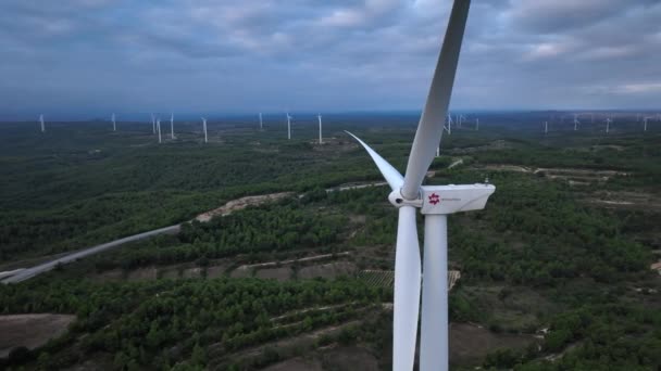 通过巴塞罗那可再生能源风力涡轮机在农田上旋转的近景鸟瞰 — 图库视频影像