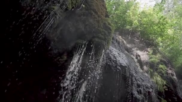 Nádherný Pohled Vodopád Křišťálově Čisté Vody Padající Skály Jiskřící Všechno — Stock video