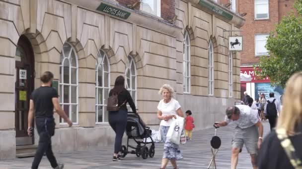 Chelmsford City Center Lloyds Bank Homeless Person Shopper Walking Static — Vídeos de Stock