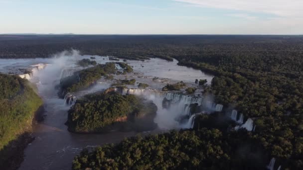 Een Dynamische Groothoek Luchtopname Van Prachtige Iguazu Valt Bij Zonsondergang — Stockvideo