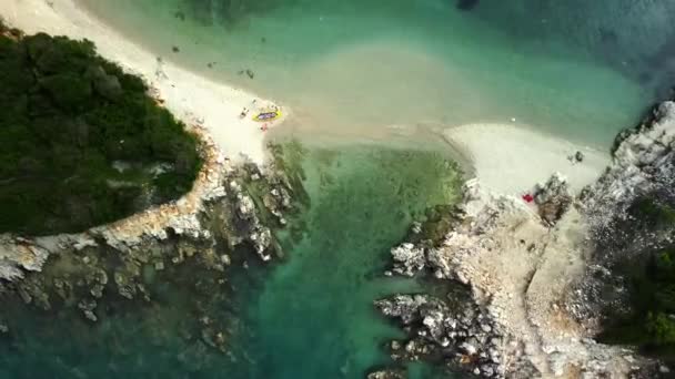 Arnavutluk Ksamil Kentinde Beyaz Kumsallardan Yükselen Havadan Ikiz Adalar — Stok video