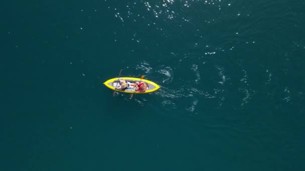 黄海独木舟的特写镜头 两人一起划桨 — 图库视频影像