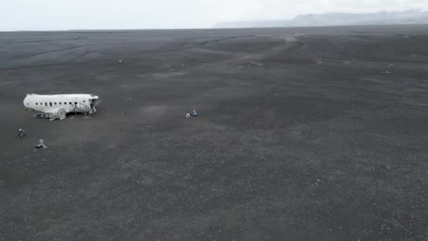 冰岛一架道格拉斯Super 3型飞机的残骸 空中侧向 — 图库视频影像