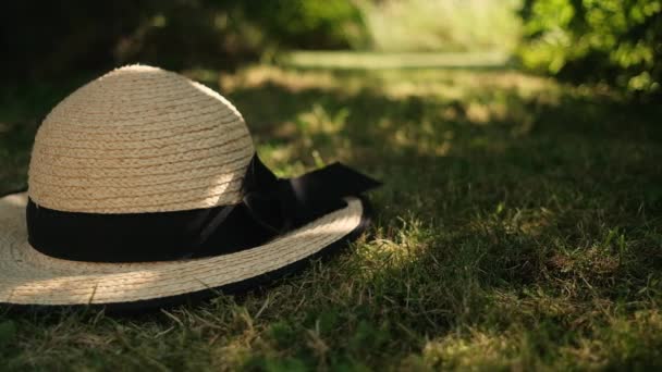 Ξυπόλητη Γυναίκα Μαζεύει Ψάθινο Καπέλο Από Γρασίδι Και Φεύγει — Αρχείο Βίντεο