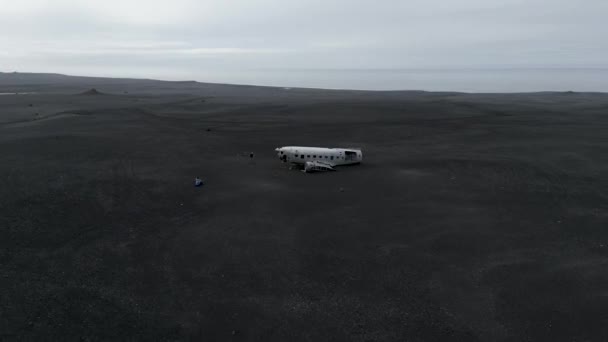 アイスランドのSolheimasandurにある黒砂のビーチでのダグラススーパーDc 3飛行機の残骸 — ストック動画