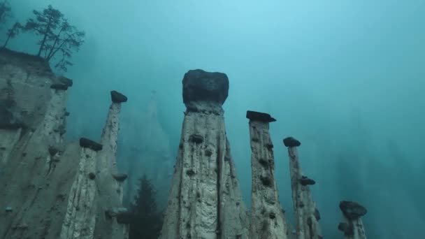 Erdpyramiden Den Alpen Den Frühen Morgenstunden Nebel Surreales Naturphänomen — Stockvideo