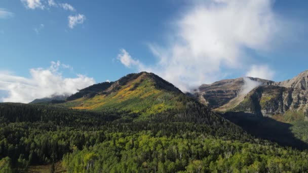 Wasatch Front Dağlarında Sonbahar Renkleri Tepenin Altında Bulutlar Kayar — Stok video
