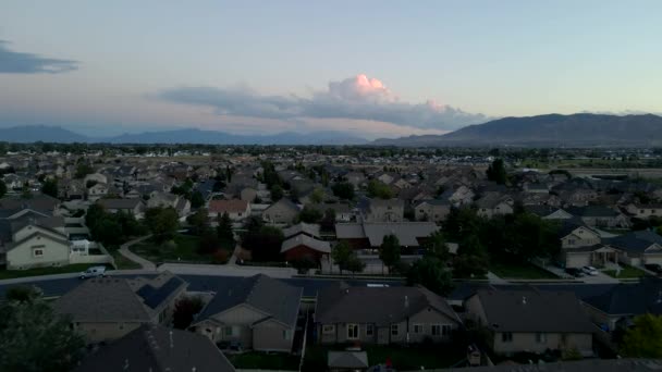 Uma Comunidade Suburbana Crepúsculo Lehi Utah Sobrevoo Aéreo — Vídeo de Stock