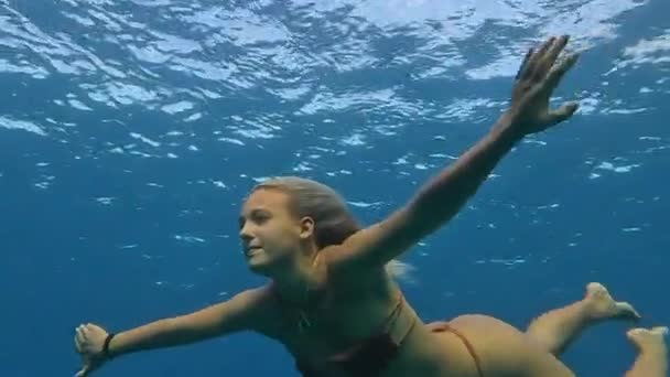 Beautiful Blonde Woman Swimming Underwater Ocean Surface Turquoise Water — Stock Video
