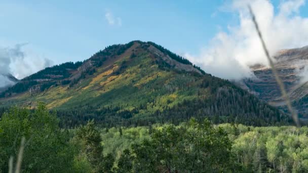 Ein Berg Herbst Mit Wolken Die Zwischen Den Gipfeln Wirbeln — Stockvideo