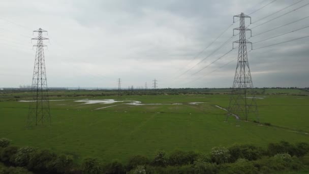 Air View Electricity Towers Power Lines Grassland Cloudy Landscape Essex — стоковое видео