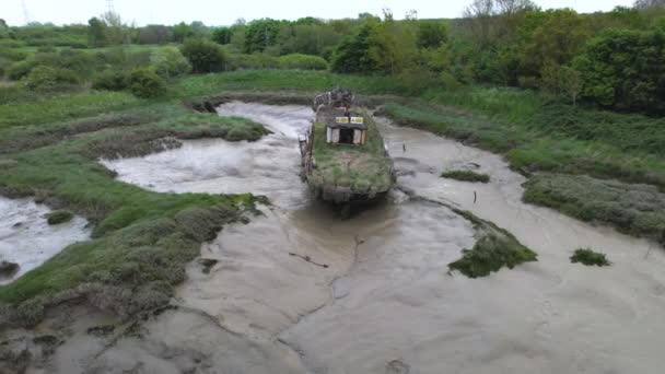 Terk Edilmiş Gemi Enkazı Wat Tyler Karaya Oturmuş Çamurlu Nehir — Stok video
