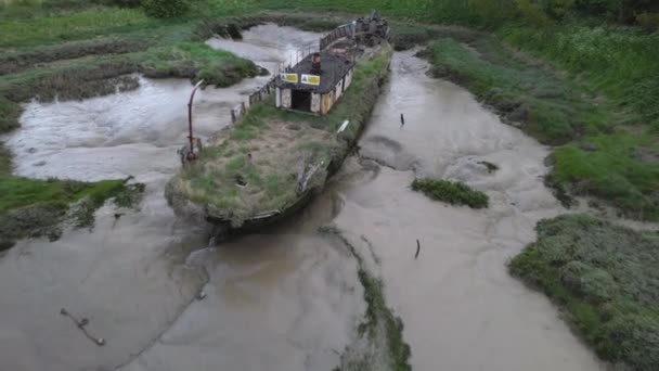 Overgrown Abandoned Boat Wreck Stranded Muddy Wat Tyler Riverbed Aerial — 비디오