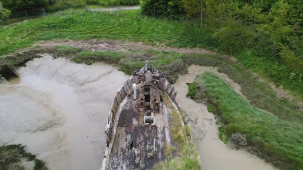英国Basildon的Wat Tyler郊野公园 一艘被遗弃的船陷在泥里的空中照片 — 图库视频影像