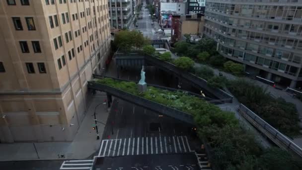 Aerial View Quiet Nyc Street Westside Morning Camera Dolly Tilt — Stock Video