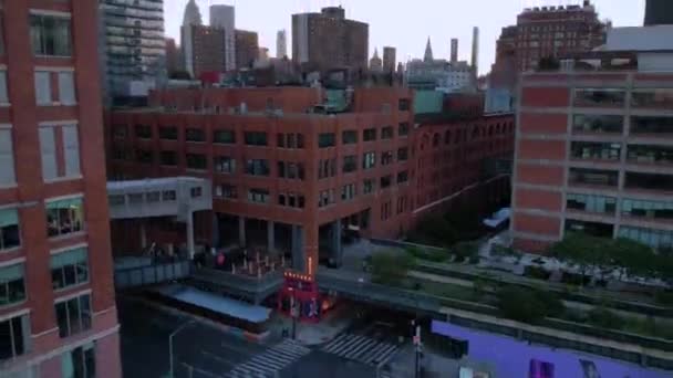 从曼哈顿的一个公园起飞 朝阳朝东北的空中时差 镜头直挺挺地拍出了纽约市的天际线 而帝国大厦就在太阳前 — 图库视频影像
