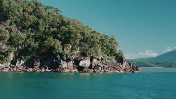 Isola Tropicale Rocciosa Con Alberi Tracciamento Colpo Barca — Video Stock