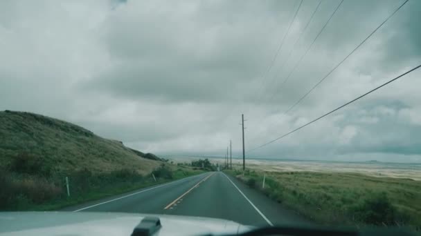 多云的天气下 越野车沿着电力线路行驶在一条高速公路上 — 图库视频影像