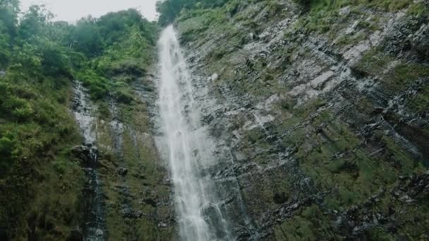 Inclinar Para Baixo Tiro Uma Cachoeira Tropical Câmera Lenta — Vídeo de Stock