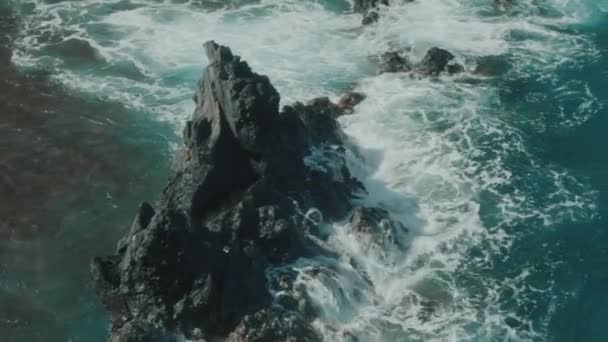 Water Splapping Rock Slow Motion — Videoclip de stoc