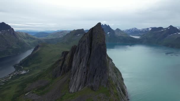Лети Навколо Скелі Сегла Острові Сеня Норвегія — стокове відео