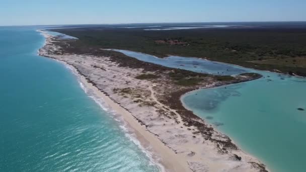 澳大利亚西部靠近布鲁姆的椰子井海滩上有一个碧绿的潮汐泻湖和数百个浴缸大小的岩石池 — 图库视频影像