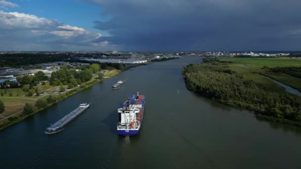 Воздушный Панорамный Вид Реку Грузовыми Кораблями Окружающий Плоский Пейзаж Города — стоковое видео